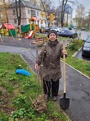 В рамках месячника пожилого человека представители Администрация Ленинского района г.о.  Саранск передали саженцы деревьев местной жительнице