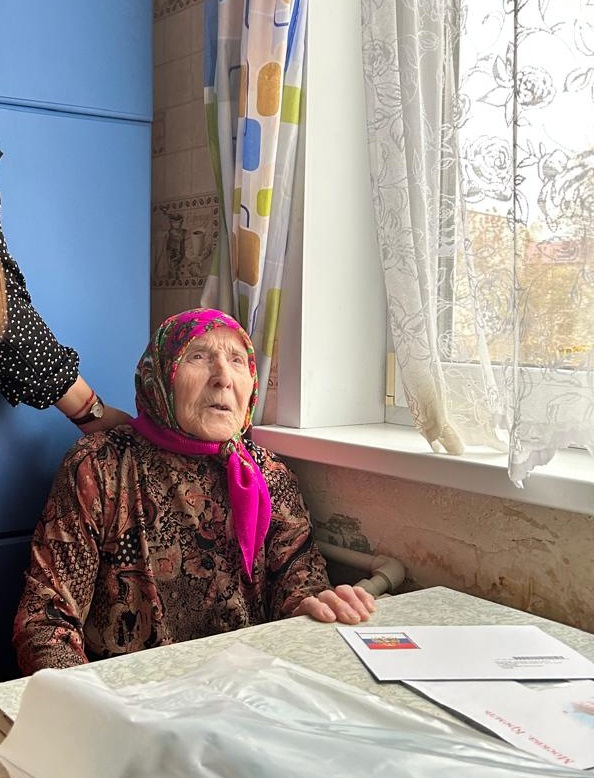 В Ленинском районе Саранска с 95-летием поздравили ветерана ВОВ - труженицу тыла Лятифю Ахметовну Юсупову