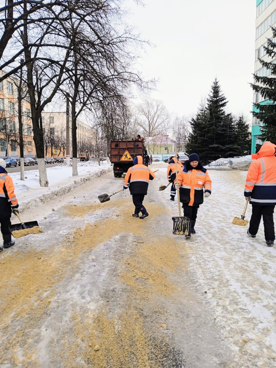 В Саранске коммунальные службы продолжают работу по уборке дорог и тротуаров и противогололедной обработке