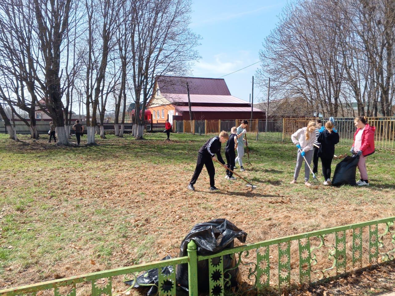 Жители села Горяйновка Октябрьского района приняли активное участие в субботнике в рамках акции "Чистый город"