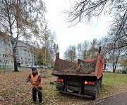В городском округе Саранск сотрудники «Зелёного хозяйства» проводят плановую обрезку деревьев