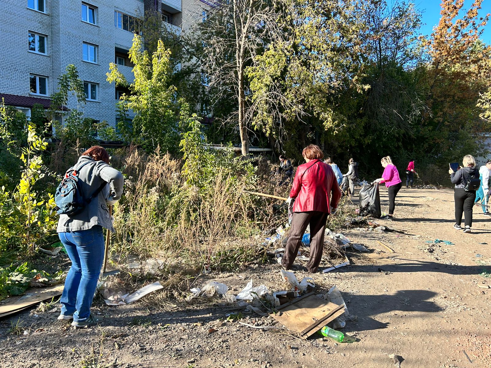 В Ленинском районе прошел очередной субботник