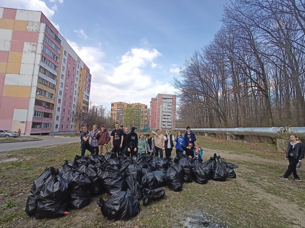 В рамках акции «Чистый город» сегодня состоялась масштабная уборка в лесопарковой зоне Пролетарского района