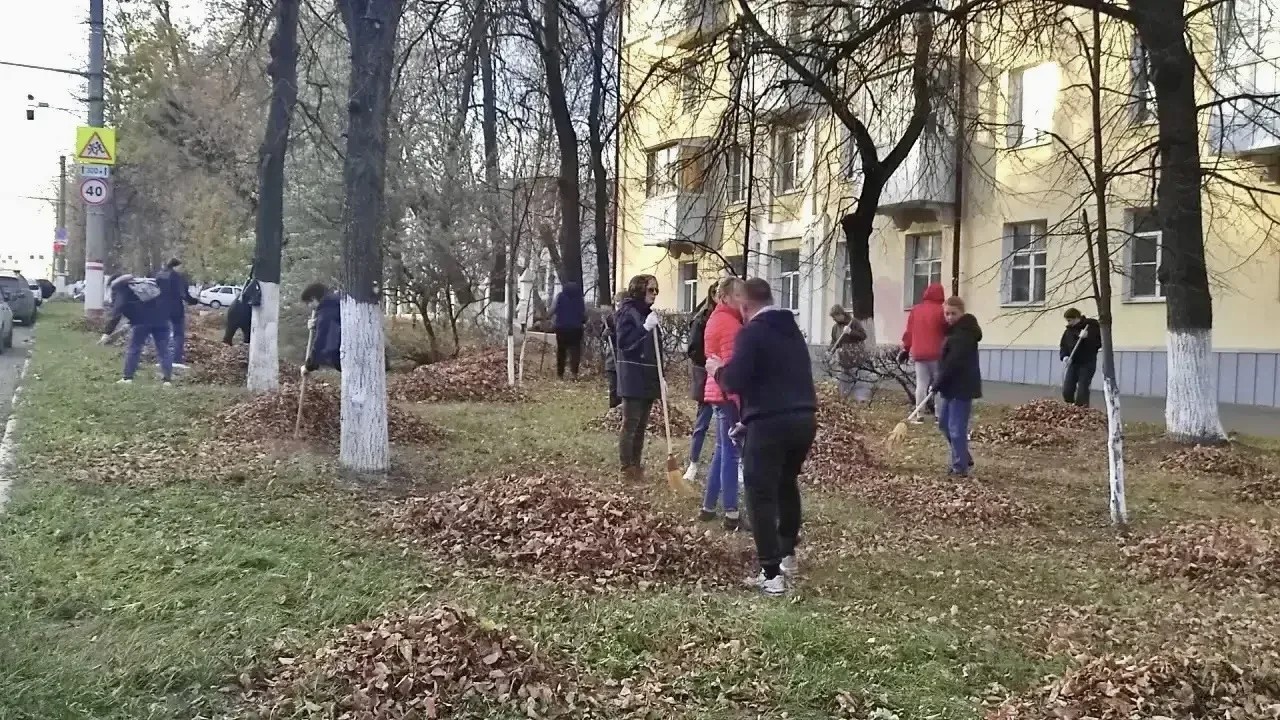 В Саранске на улице Васенко прошёл осенний субботник