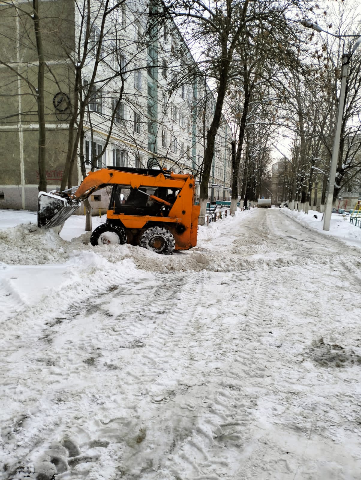 В Пролетарском районе ведутся работы по устранению последствий снегопада