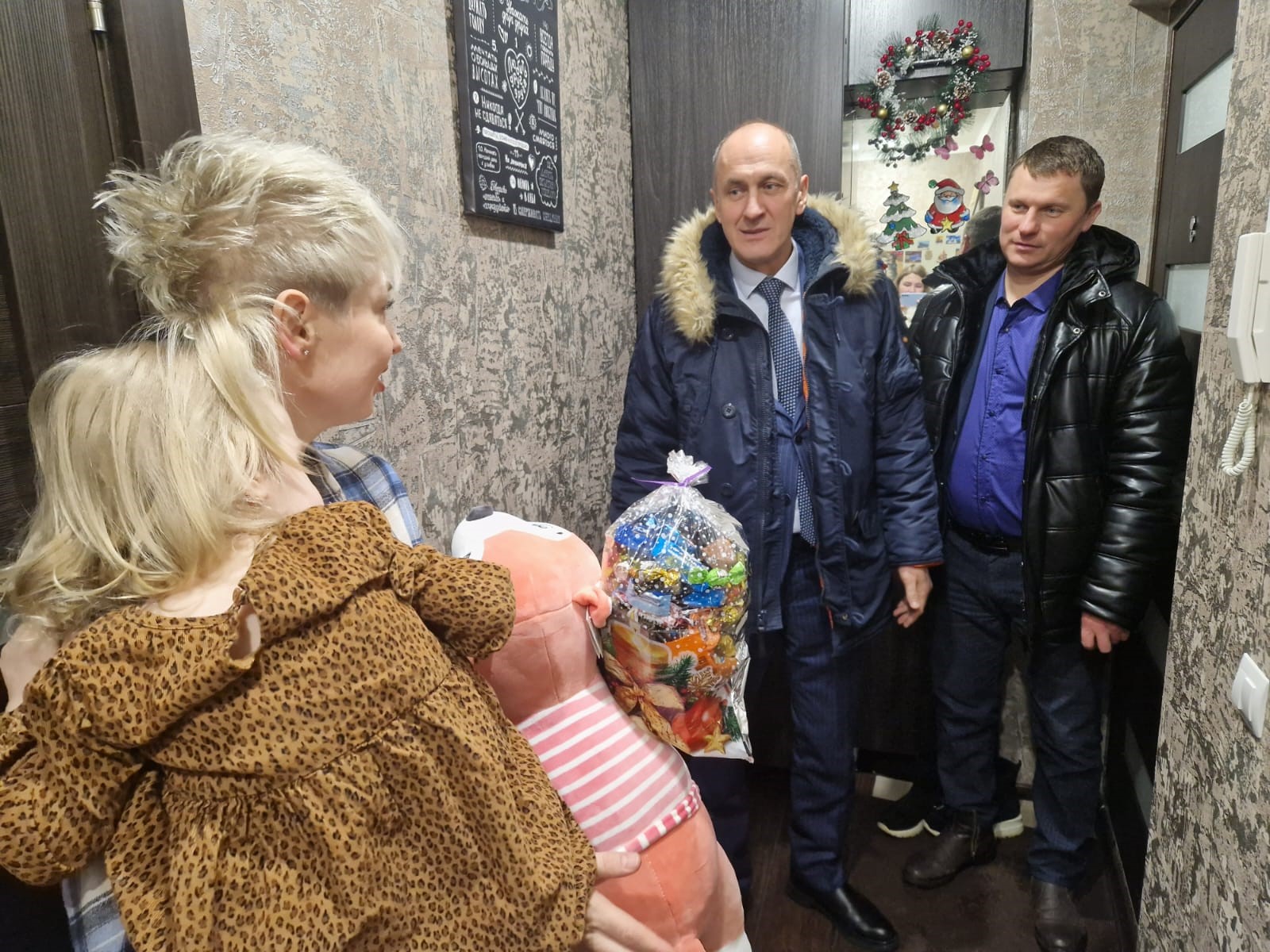 Глава Администрации Пролетарского района поздравил маленькую Алану с Новым годом