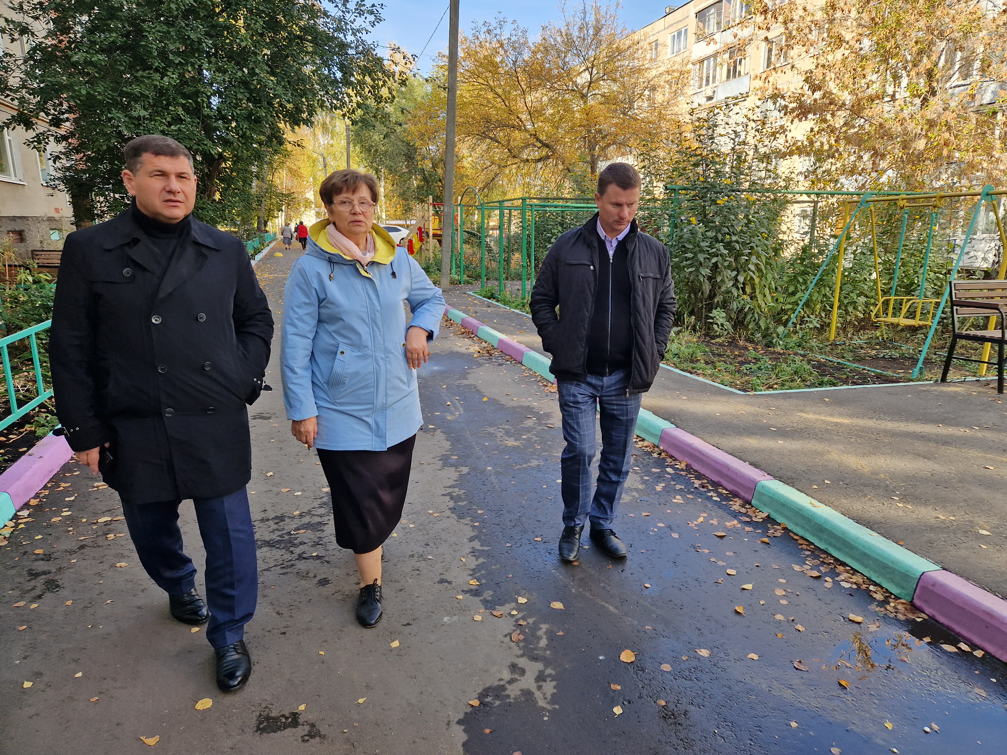 В Пролетарском районе депутаты обследовали благоустройство дворовой территории