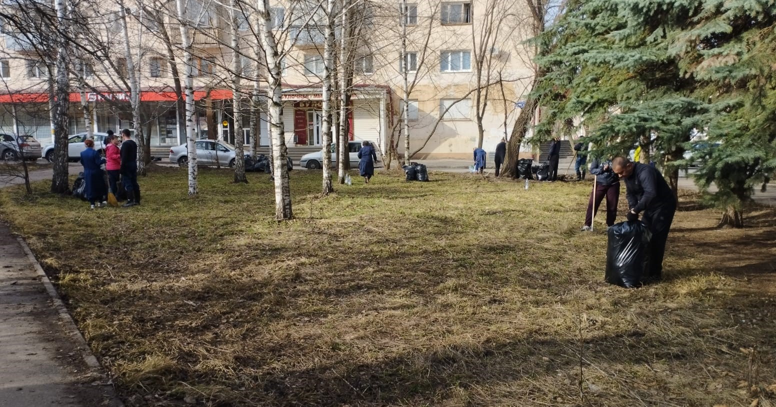 Сотрудники МП СаранскГорводоканал провели уборку территории по пер. Дачный
