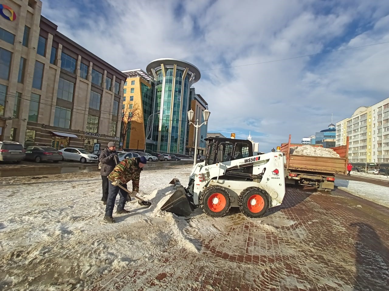 В Саранске коммунальными службами продолжаются работы по уборке городских дорог и тротуаров от снежных масс и наледи