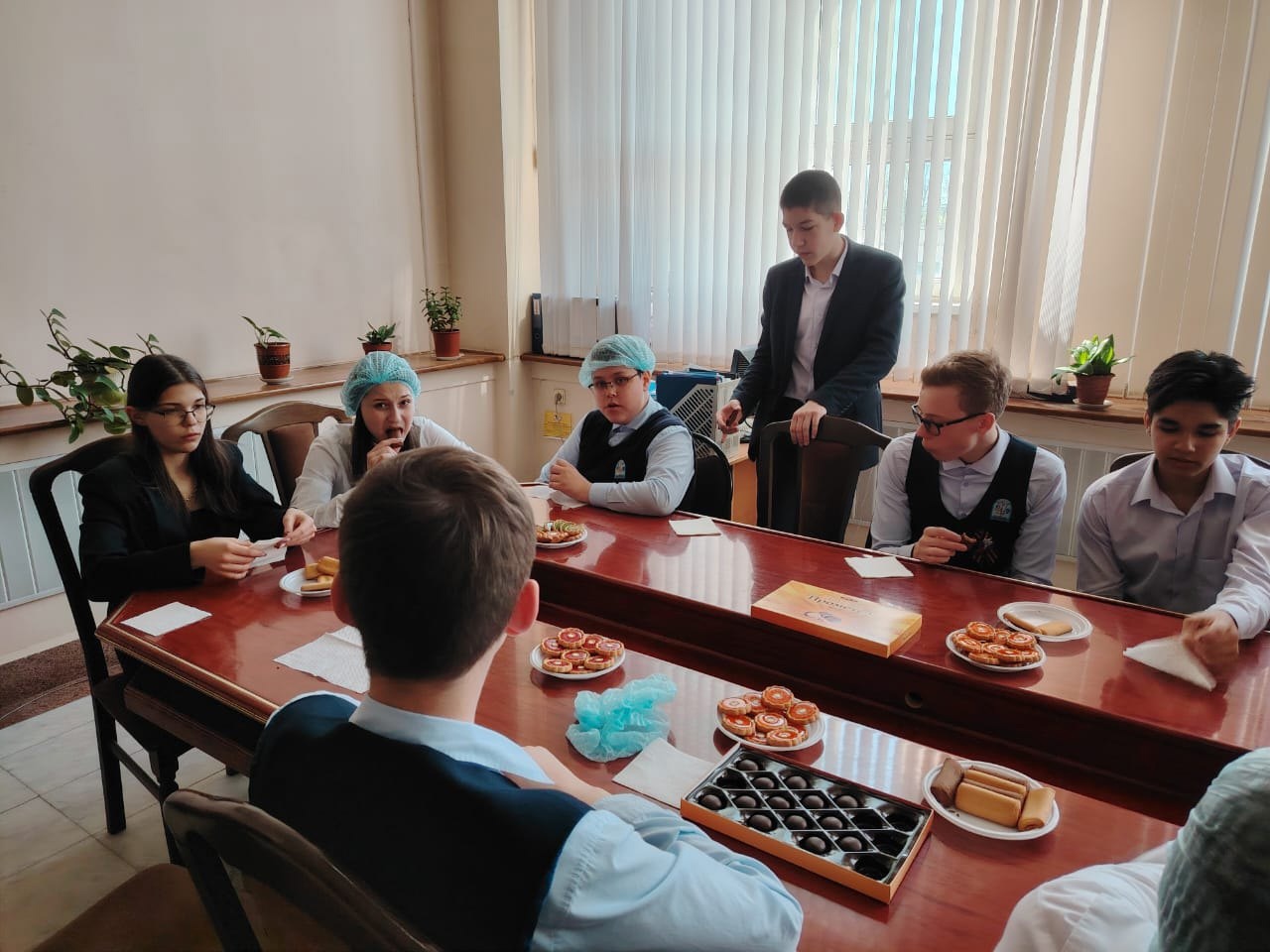 Ученики Саранской школы №39 в рамках профориентации посетили Кондитерскую фабрику "Ламзурь"