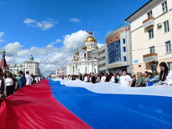 Торжественное мероприятие, приуроченное к празднованию Дня Государственного флага Российской Федерации, прошло сегодня в Саранске на площади Победы