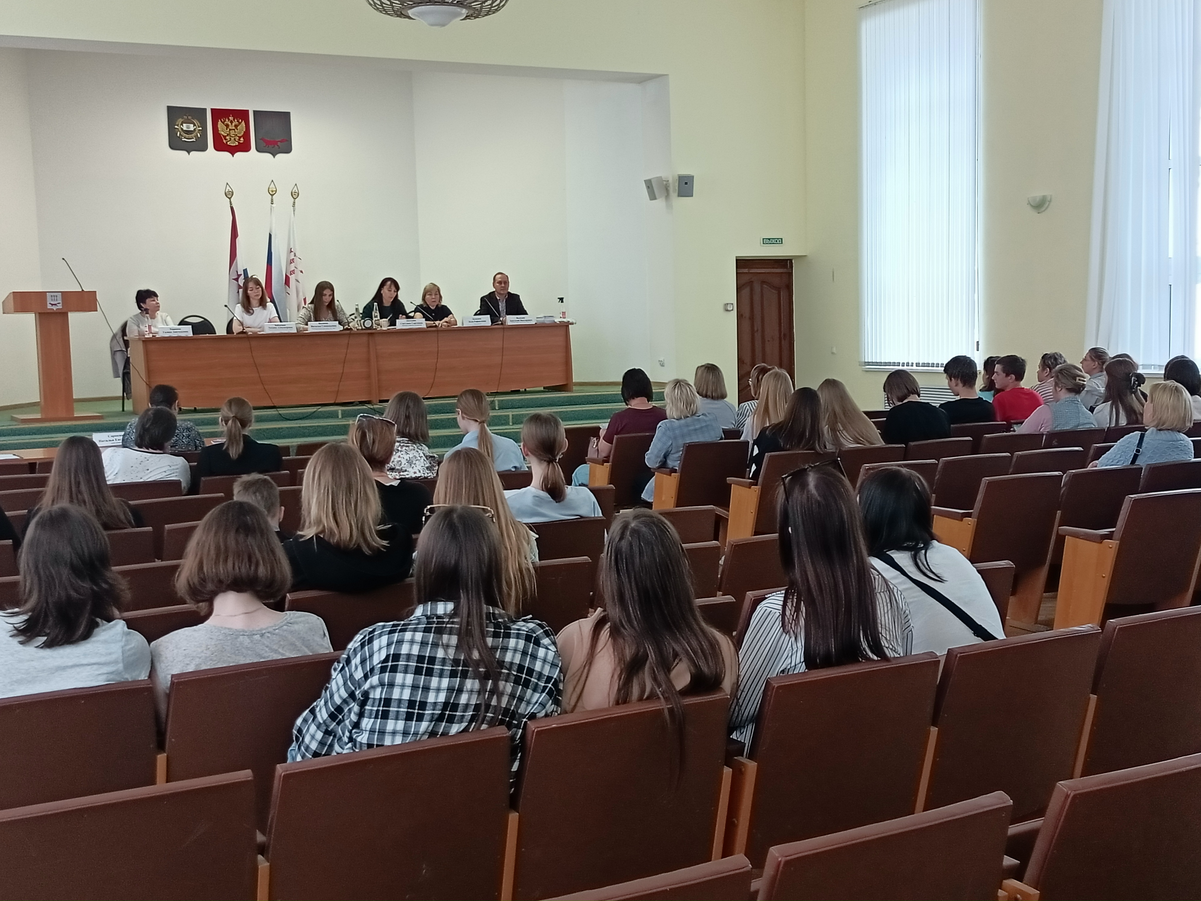 19 мая в Администрации Ленинского района прошла встреча с несовершеннолетними и их представителями по вопросу организации занятости в летний период