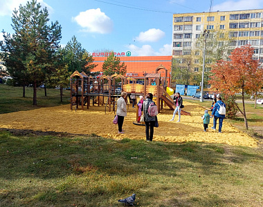 На центральной площади Пролетарского района установлена новая детская площадка