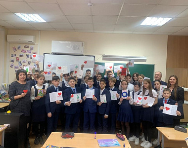 Ученики Саранской школы №24 приняли участие в мастер-классе по изготовлению новогодних открыток и писем для бойцов СВО