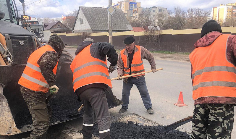 В городском округе Саранск продолжается ямочный ремонт дорог