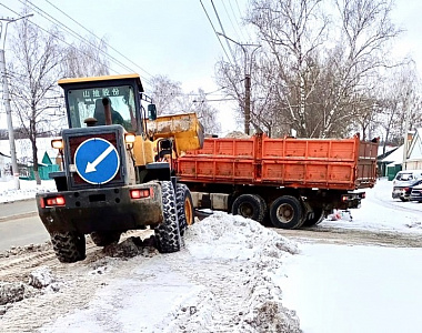 В Саранске коммунальные службы продолжают работы по уборке городских улиц и дорог от снега и наледи