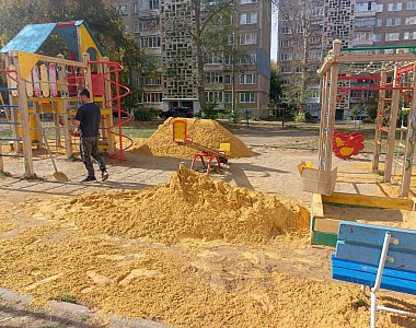 В Пролетарском районе г.о. Саранск ведутся работы по ремонту детских площадок