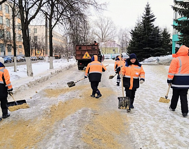В Саранске коммунальные службы продолжают работу по уборке дорог и тротуаров и противогололедной обработке