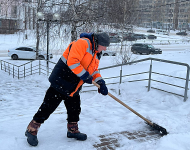 Коммунальные службы города продолжают устранять последствия снежного циклона
