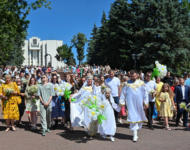 Саранск отмечает День семьи, любви и верности парадом семей