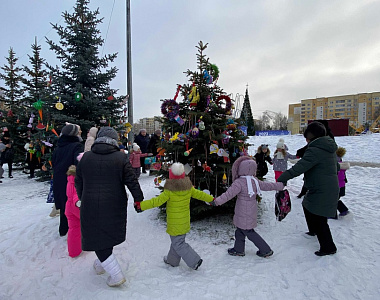 В Пролетарском районе прошла новогодняя акция «Лучший новогодний наряд для ёлочки»