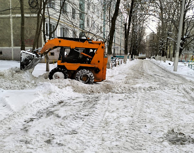 В Пролетарском районе ведутся работы по устранению последствий снегопада