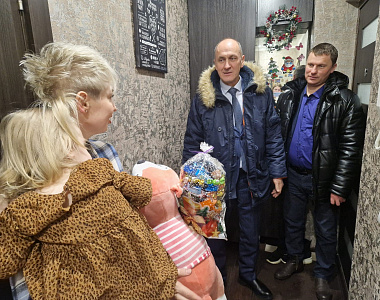 Глава Администрации Пролетарского района поздравил маленькую Алану с Новым годом
