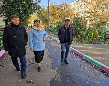 В Пролетарском районе депутаты обследовали благоустройство дворовой территории