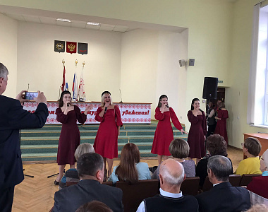 В Администрации Ленинского района состоялся концерт в рамках месяца людей старшего поколения