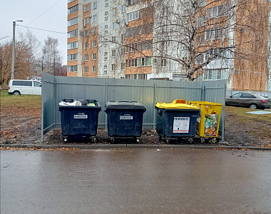 Управляющая организация ЖЭК Октябрьский оперативно отреагировала на замечание и заменила разрушенное ограждение площадки для сбора ТКО 