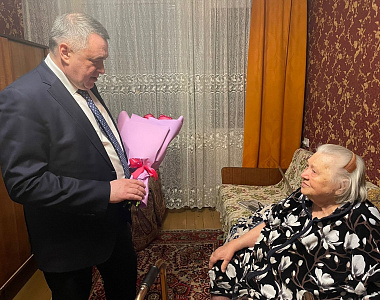 Глава города Игорь Асабин  поздравил Людмилу Николаевну Фошину с Днём полного освобождения Ленинграда от фашистской блокады.