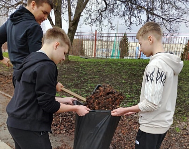 Учащиеся и сотрудники школ Ленинского района приняли участие в акции «Чистый город»