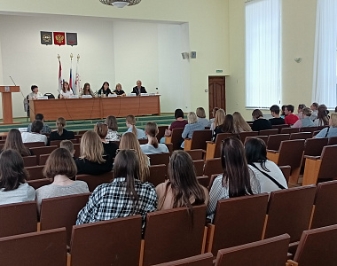 19 мая в Администрации Ленинского района прошла встреча с несовершеннолетними и их представителями по вопросу организации занятости в летний период